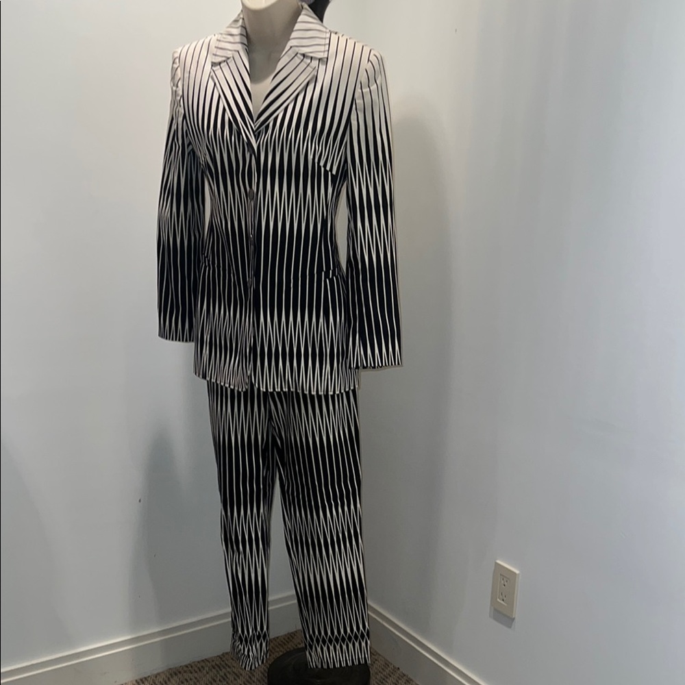 Showstopping Black and White Geometric Striped Suit size 34